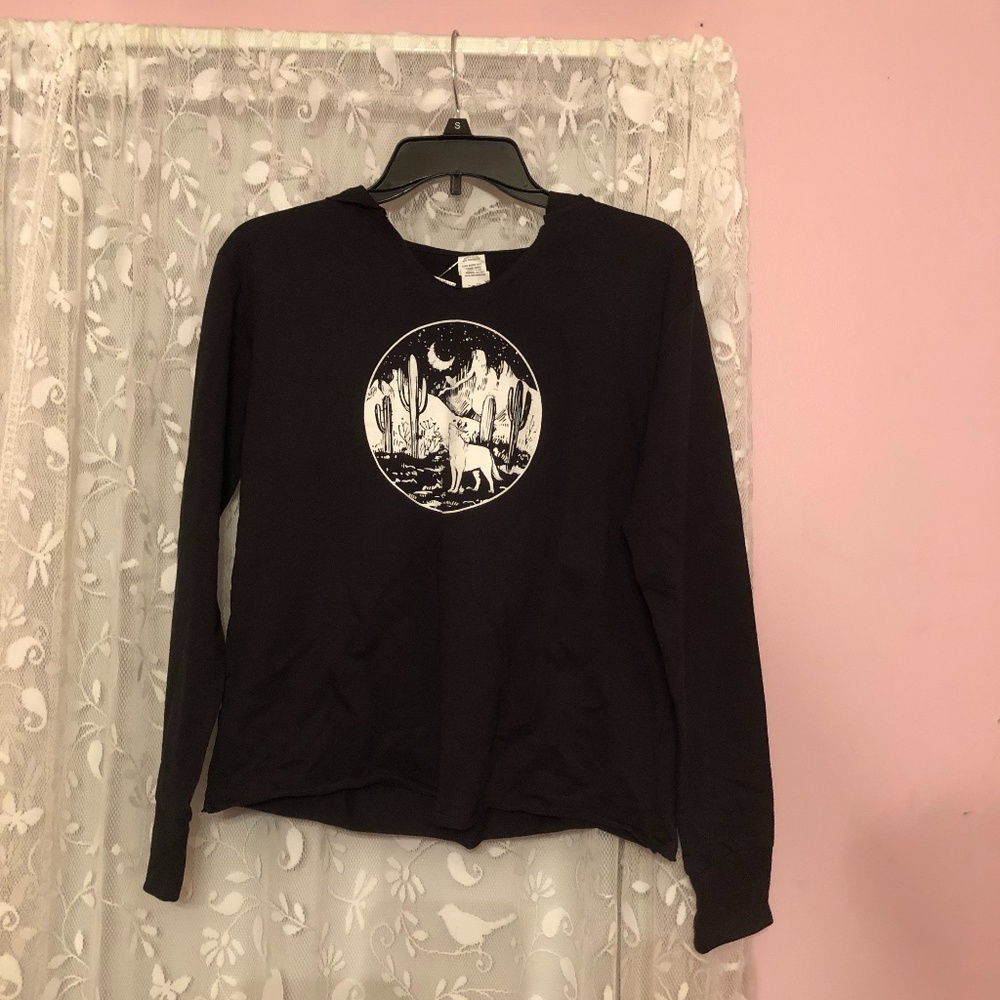 Juniors' Howling Wolf & Moon Graphic Hoodie